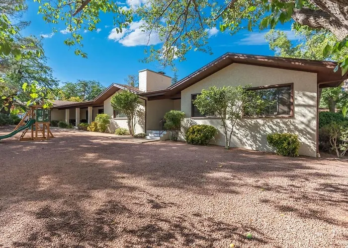 Spacious 2br Desert Escape Apartment *
